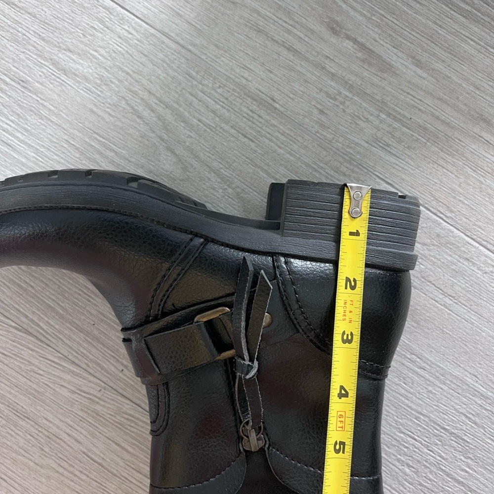 Clarks soft cushion ankle boots. Size 7M. Black - Picture 8 of 10